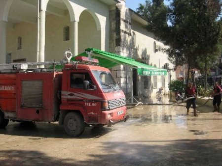 Camiler Teravih Namazı İçin Temizleniyor