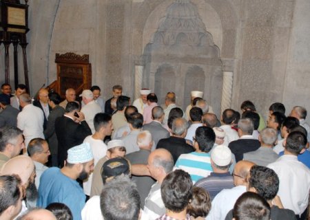 Camilere Akın Eden Kayserililer, Çıkışta Birbirleriyle Bayramlaştı