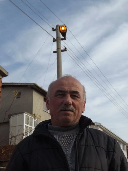 Caminin elektriği kesik, sokak lambaları gece gündüz yanıyor