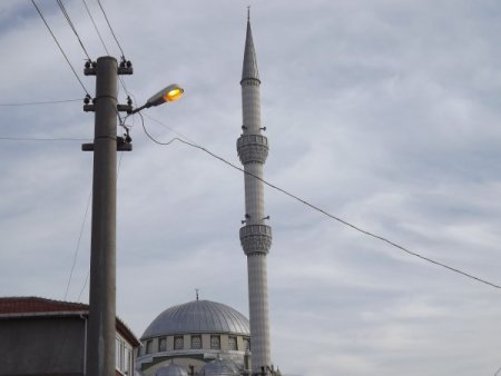 Caminin elektriği kesik, sokak lambaları gece gündüz yanıyor