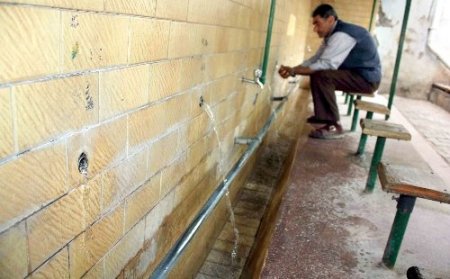 Caminin musluklarını çaldılar