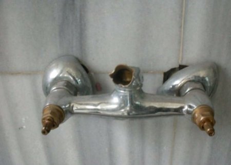 Caminin Musluklarını Kırıp Kaçtı