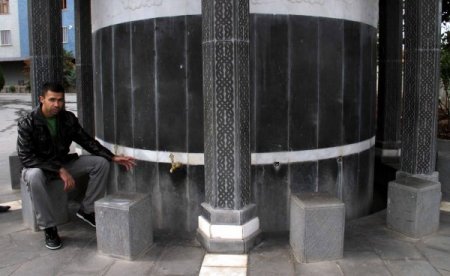 Caminin servet değerindeki kurnalarını çaldılar