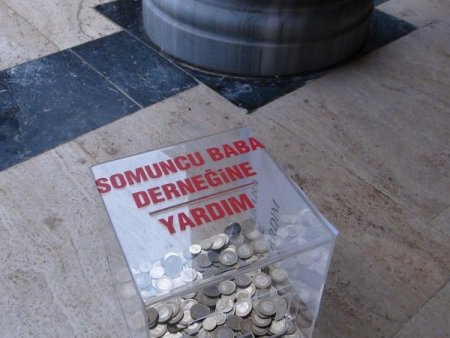 Caminin yardım sandığı çalındı