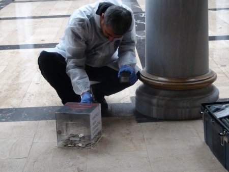 Caminin yardım sandığı çalındı
