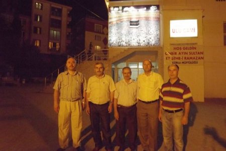 Camiye Gelen Cemaati Kâbe'nin Işıklı Panosu Karşılıyor