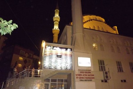 Camiye Gelen Cemaati Kâbe'nin Işıklı Panosu Karşılıyor