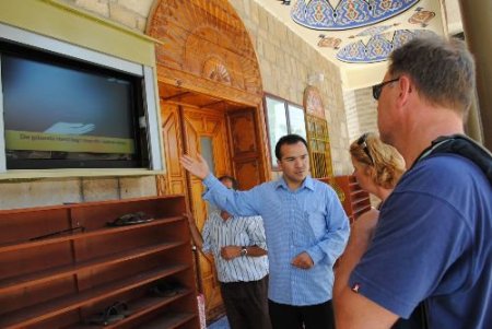 Camiyi Gezen Turistler İslamiyet Hakkında 3 Dilde Bilgilendiriliyor
