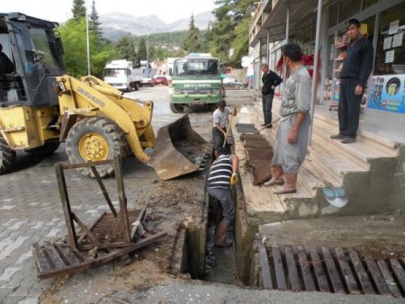 Çamlıyayla'da afetin izlerini silmek için çalışma başlatıldı