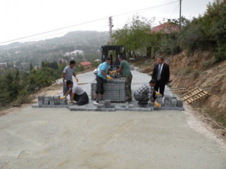 Çamlıyayla'nın yollarına parke taşı döşeniyor