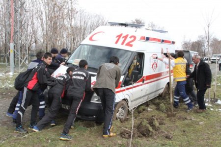 Çamura saplanan ambulansı, sporcular çıkardı