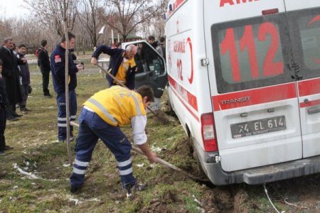 Çamura saplanan ambulansı, sporcular çıkardı
