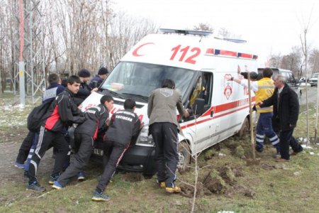 Çamura saplanan ambulansı, sporcular çıkardı