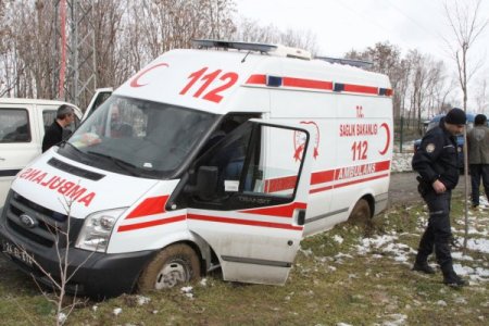 Çamura saplanan ambulansı, sporcular çıkardı