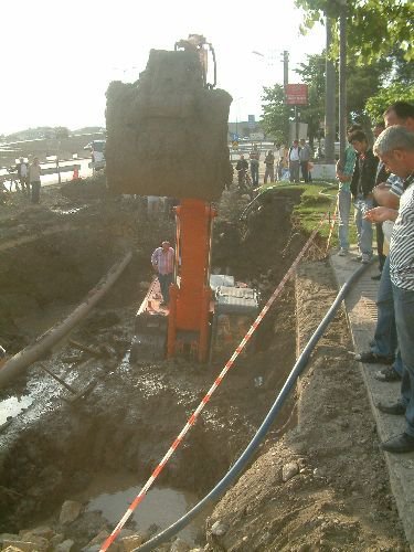 Çamura Saplanan İş Makinasını Bir Başka İş Makinası Kurtardı