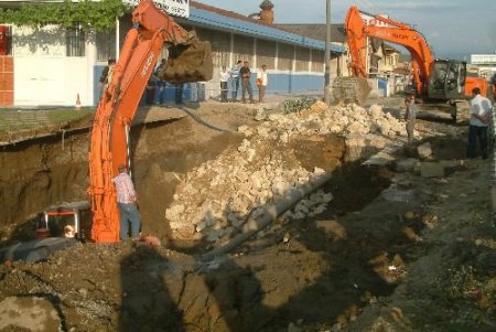 Çamura Saplanan İş Makinasını Bir Başka İş Makinası Kurtardı