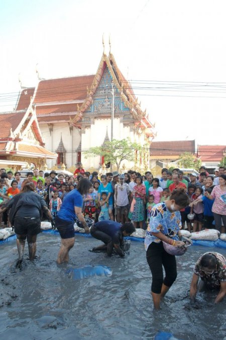 Çamurlu Suda Yılan Balığı Yakalama Yarışı