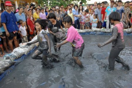 Çamurlu Suda Yılan Balığı Yakalama Yarışı