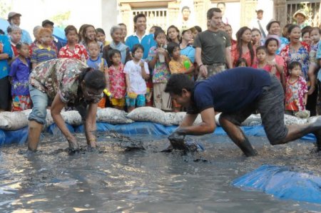Çamurlu Suda Yılan Balığı Yakalama Yarışı