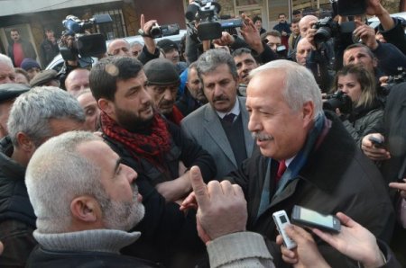 Çamurlu yolu kapatarak eylem yaptılar