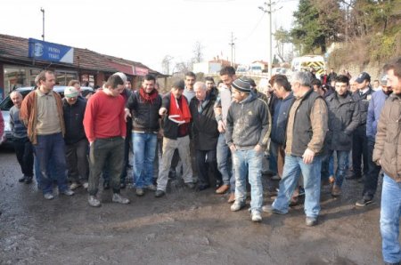 Çamurlu yolu kapatarak eylem yaptılar