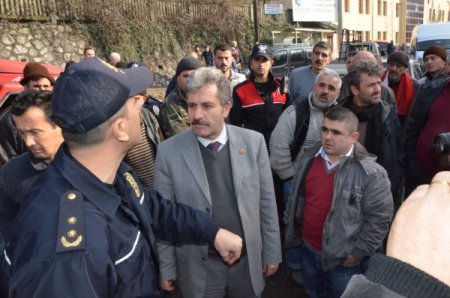 Çamurlu yolu kapatarak eylem yaptılar