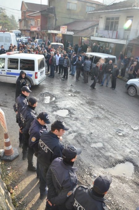 Çamurlu yolu kapatarak eylem yaptılar