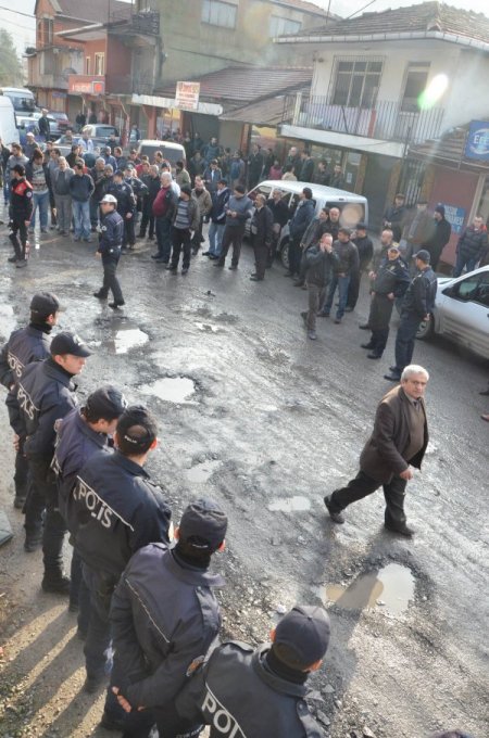 Çamurlu yolu kapatarak eylem yaptılar