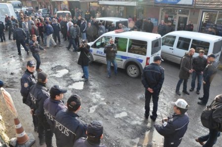 Çamurlu yolu kapatarak eylem yaptılar