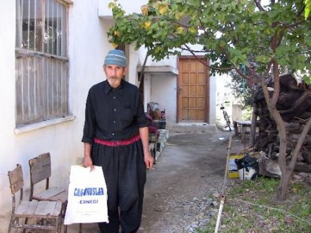 Can Yunuslar Derneği Fakir Ailelere Yardım Elini Uzattı