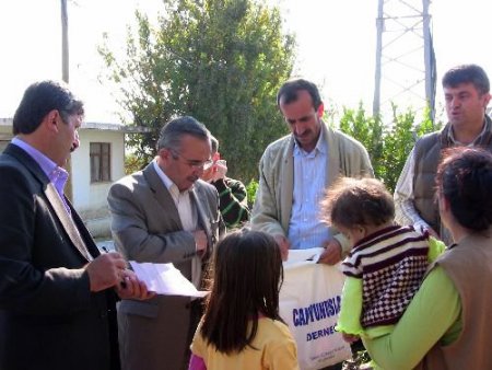 Can Yunuslar Derneği Fakir Ailelere Yardım Elini Uzattı