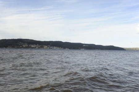 Çanakkale Boğazı çift renge dönüştü, feribot seferleri iptal oldu