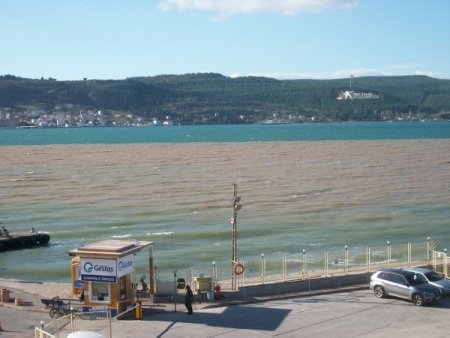 Çanakkale Boğazı iki renk oldu