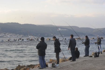 Çanakkale Boğazı’nda balıkçı tekneleri lüfer nöbetinde