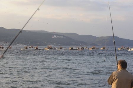 Çanakkale Boğazı’nda balıkçı tekneleri lüfer nöbetinde