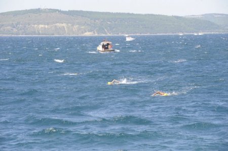 Çanakkale Boğazı’nda üç yüzücü kayboldu