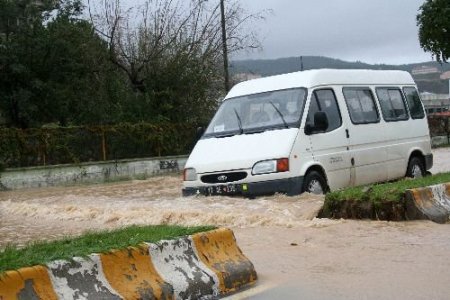 Çanakkale Gece Boyunca Yağan Yamurla Venedik'e Döndü