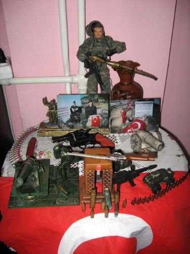 Çanakkale Hayranı Minik Alperen, Evini Müze Haline Getirdi