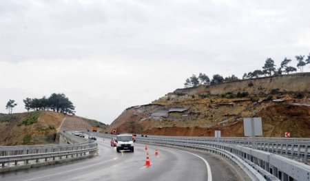 Çanakkale-İzmir karayolu heyelan tehlikesi altında