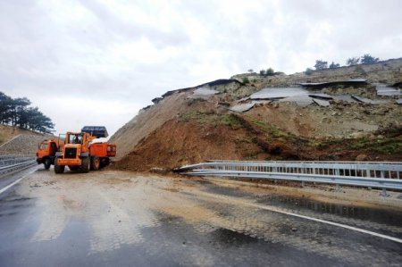 Çanakkale-İzmir karayolu heyelan tehlikesi altında