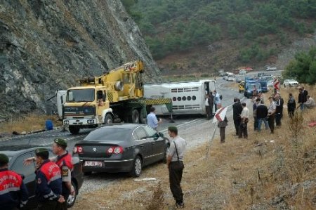 Çanakkale-izmir Yolunda Kaza: 2 Ölü, 10 Yaralı