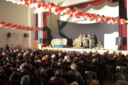 Çanakkale şehitleri Bor'da tiyatro ile anıldı