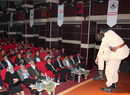 Çanakkale şehitlerine tiyatrolu anma