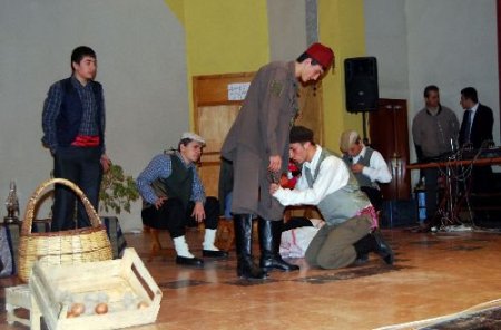 Çanakkale Şehitlerini, 'gidenlerin Ardından" Adlı Tiyatro Oyunu İle Andılar