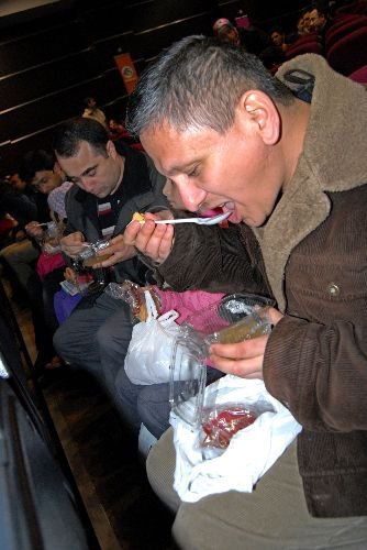 Çanakkale Şehitlerini Anma Gecesinde Üzüm Hoşafı Ve Ekmek İkram Edildi