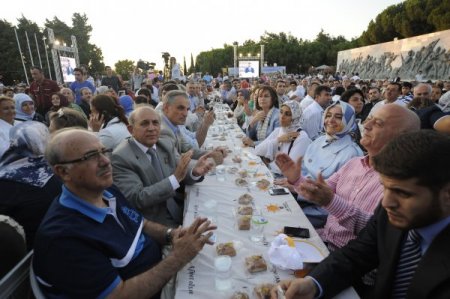 Çanakkale Şehitliği’nde Binlerce Kişi İftar Yaptı