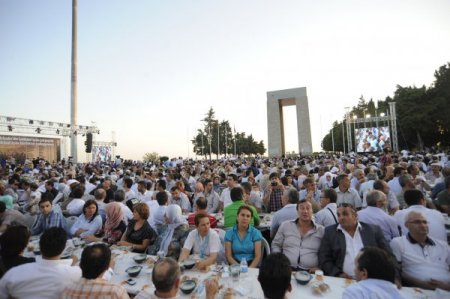 Çanakkale Şehitliği’nde Binlerce Kişi İftar Yaptı