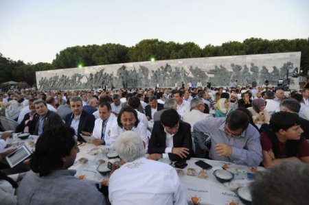 Çanakkale Şehitliği’nde Binlerce Kişi İftar Yaptı