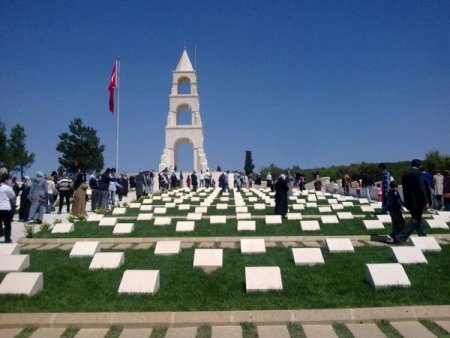 Çanakkale Şehitliği’ni Gezen Üniversiteliler Gözyaşlarına Hakim Olamadı
