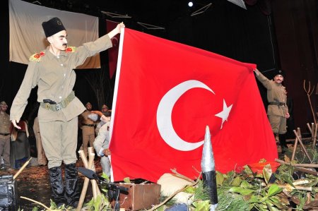 'Çanakkale’de Açan Kızıl Gelincikler' sahnelendi